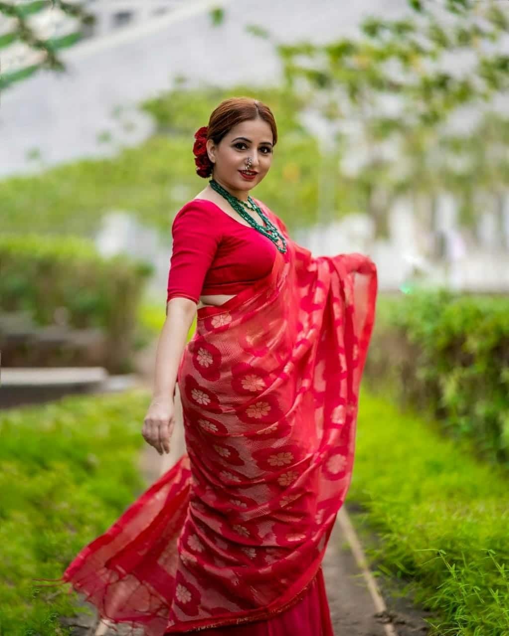 Awesome Red Handwoven Cotton Linen Floral Jamdani Saree 4