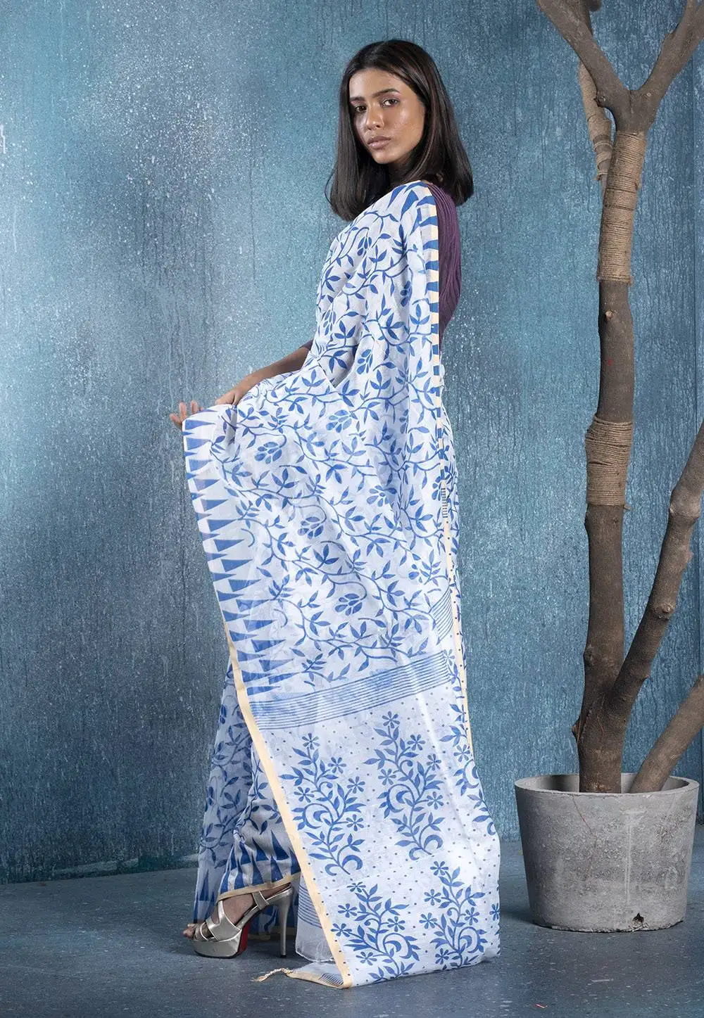 white and ink blue printed blended cotton saree 6190d303e5d11 1636881155
