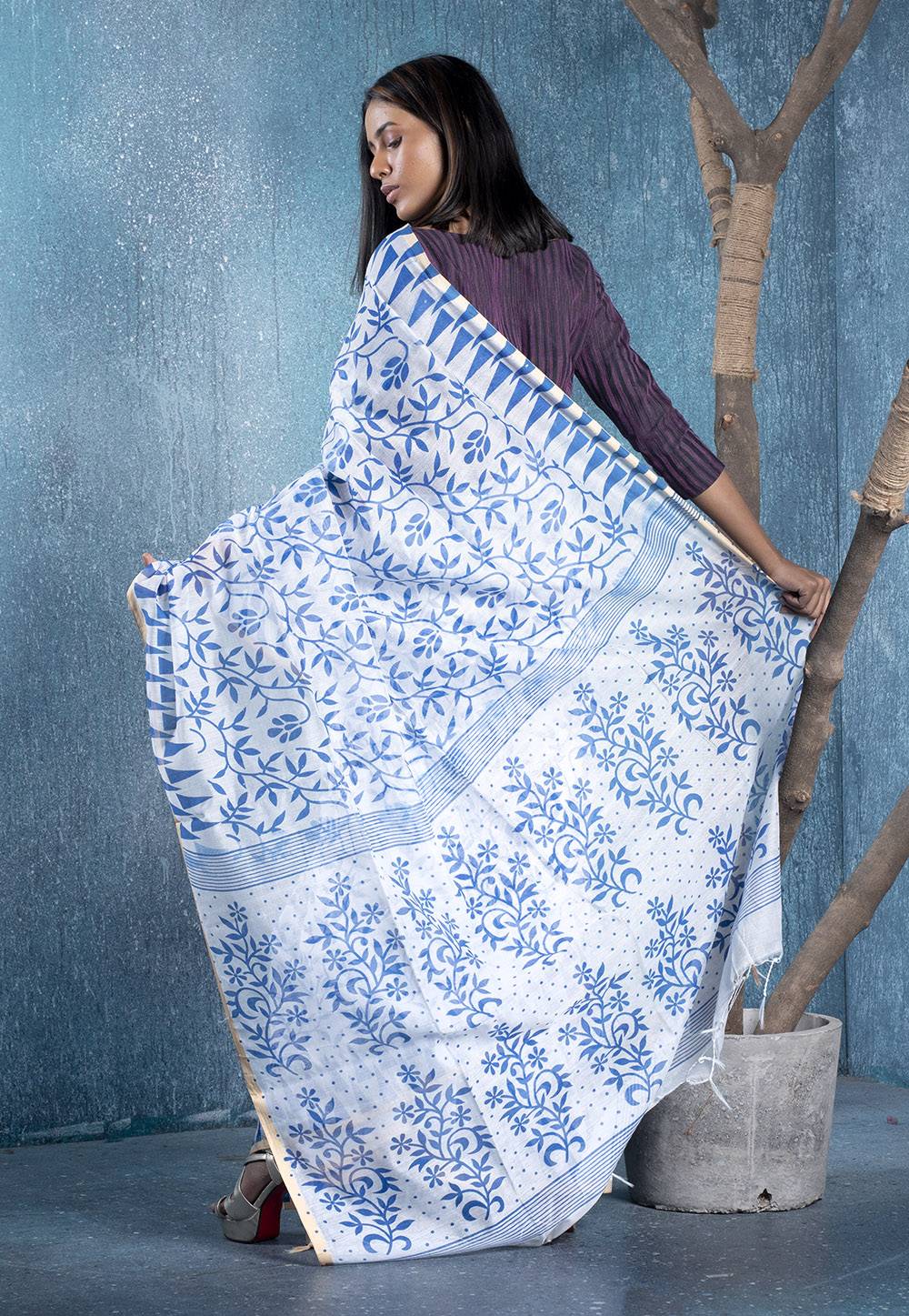 white and ink blue printed blended cotton saree 6190d3043722e 1636881156