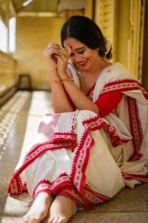 Premium Quality Traditional White Red Color Begumpuri Handloom Cotton Sarees With Unstitched Blouse Piece